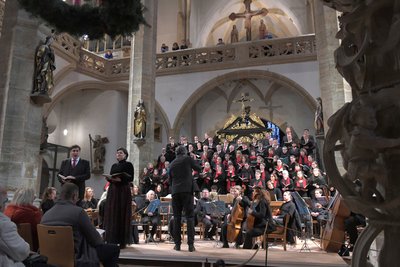 Zweimal führten der Domchor Freiberg, die Jugendkantorei des Freiberger Domes, die Freiberger Domkurrende (noch nicht im Bild) und Dresdner Barockorchester unter der Leitung von Domkantor Albrecht Koch am Samstag die Kantaten 1 bis 3 aus Bachs Weihnachtsoratorium auf. Links im Bild die Solisten Patrick Grahl (Tenor) und Marie-Henriette Reinhold (Mezzosopran. Mehr als 1500 Zuhörer erlebten die beiden Konzerte. 