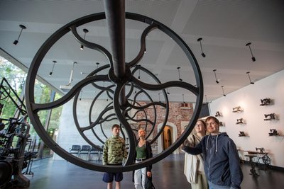 Die ersten Besucher des Tages kommen vom Autismuszentrum Vogtland (von links): Sebastian, Lydia Löffler, Elisabeth Wolf und Jan.