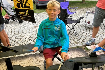 Etienne (7) war mit seinen Eltern aus Bad Homburg da. Er schwingt die Drumsticks im Kinderproberaum von Musicx.