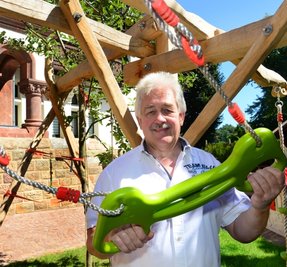 Die Schaukel für die Enkelin in Heribert Kosfelds Garten hat der Mittweidaer Holzgestalter Enrico Kletke gebaut.