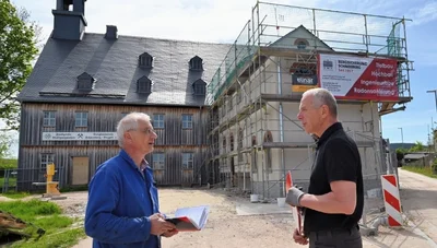 Volkmar Müller (l.) und Ralf Gumprecht an der Fundgrube Wolfgangmaßen. Sie rechnen Mitte Juli mit der Fertigstellung des Neubaus. 
