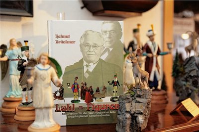 Die Herstellung der Massefiguren wird am Sonnabend in der Zeit von 10  bis 17 Uhr ebenfalls innerhalb der Januarausstellung im Haus des Gastes Erzhammer vorgestellt. Helmut Brückner, Heimatforscher und Buchautor, stellt sein neuestes Buch "Lahl = Figuren", erschienen im Telescope-Verlag, vor. Foto: Ronny Küttner