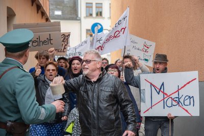 In Adorf wurde eine Demonstrations-Szene für den Film „Maske auf, Genossen" gedreht. Auch Adorfs Bürgermeister Rico Schmidt (rechts) hat mitgespielt.