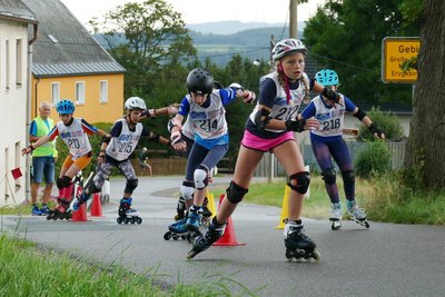 Für den Nachwuchs werden Ellenbogenschutz, Knieschutz und Handschuhe dringend empfohlen.
