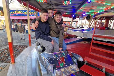 Bei Gratis-Karussellfahrten werden auch die Teenager Liam, Nick und Luca wieder zu Kindern. Und sie belasten nicht das Taschengeld.