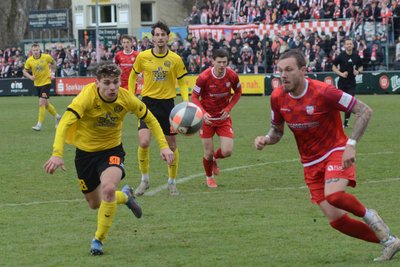 Auch der eingewechselte Votjech Cermus (links) kurbelte in der Schlussphase noch einmal das Angriffsspiel des VfB Auerbach mit an.