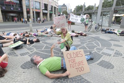 Elisabeth Tanzer und Dieter Rappenhöner (vorn) beteilgten sich an der "Fridays for future"-Aktion