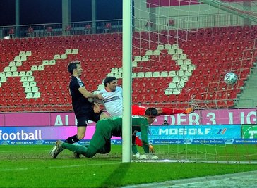 Ronny König (weißes Trikot) traf zum zwischenzeitlichen 2:0 für die Zwickauer.