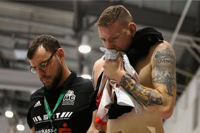 Nach der Schulterverletzung im Heimspiel gegen die HSG Freiberg wird Felix Uhlig von Physiotherapeut Maximilian Kleber in die Kabine begleitet. Mittlerweile hat der Linksaußen wieder mit dem Training begonnen. 
