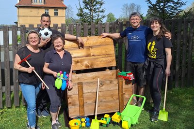 Gestiftet vom Heimatverein: Eine Spielzeugbox mit Sandkasten-Spielzeug lädt am Spielplatz die Ortskinder zum Spielen ein.