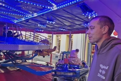 So viel Zulauf bekommt Karussell-Besitzer Steve Schramm selten. Schon am zeitigen Nachmittag hatten über 100 Kinder Spaß auf dem Fahrgeschäft.