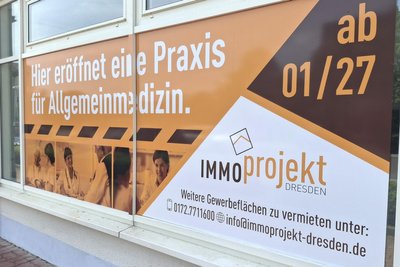 Im Plaue-Center in Flöha wird die Eröffnung einer Hausarztpraxis angekündigt.