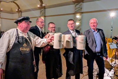 Braumeister Michael, Frank Rehagel, Ronny Schwarz, Holger Scheich, Jan Stirl (v.l.) stoßen nach erfolgreichem Fassbieranstich an.