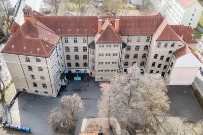 Vier Etagen plus Dach und Kellergeschoss: Das Gebäude der Friedrich-Rückert-Oberschule ist für jeden Sanierer eine Herausforderung.
