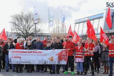 Mehr Geld in der Lohntüte: Gewerkschafter und Mitarbeiter der SKS Kontakttechnik GmbH feiern am Freitagnachmittag den ersten Haustarifvertrag. 