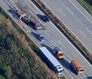 Nach dem Unfall auf der A4 standen viele Autofahrer im Stau.