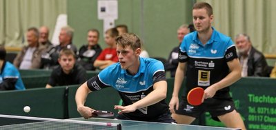 Die Hohenstein-Ernstthaler Johann Koschmieder (vorn) und Michal Benes starteten im ersten Satz ihres Doppels gegen Borna Kovac und Roman Rosenberg vom TTC Wohlbach einen furiosen Lauf. 