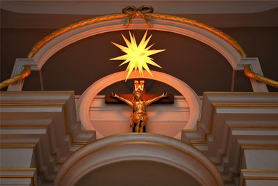 Neben dem Weihnachtsbaum und anderem Schmuck leuchtet in der Jakobuskirche in Lunzenau auch ein Stern.