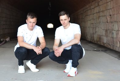 Jonas (r.) und Samuel Tiede haben jetzt fünf eigene Titel veröffentlicht. 