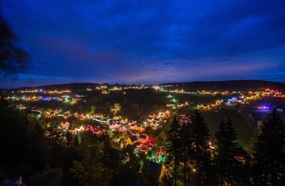 Wenn Pobershau im Erzgebirge Bergfest feiert, sind die Häuser bunt angeleuchtet. Doch die Idylle hat seit einigen Jahren Schaden genommen. Der Umgang mit Missbrauchsvorwürfen spaltet die Dorfgemeinschaft. 