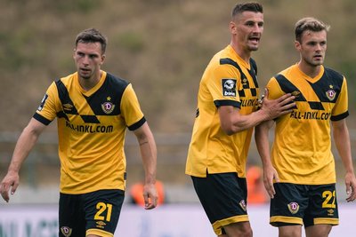 Stefan Kutschke (Mitte) ist neuer Dynamo-Kapitän und zugleich Antreiber beziehungsweise Ansprechpartner für die Neuzugänge Tom Zimmerschied (re.) und Robin Meißner (li.). 