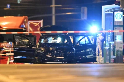 Die Spurensicherung an einem Auto, mit dem ein Täter in eine Menschenmenge auf dem Weihnachtsmarkt gefahren sein soll. 