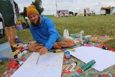 Seelenbilder malte beim Festival in Stelzen Sven Hühnchen, der von der Insel Rügen kam.