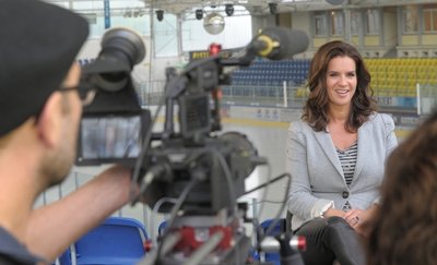  Heimkehr: Dreharbeiten fanden auch an ihrer früheren Wirkungsstätte, dem Eissportkomplex im Küchwald, statt. 
