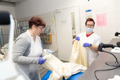 „Freie Presse“-Redakteurin Antje Flath (l.) war für einen Tag bei Monique Ulbrich in der Wäscherei der Lebenshilfe.