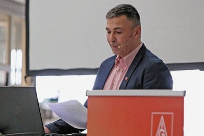 Betriebsratsvorsitzender Michael Müller in der Betriebsversammlung