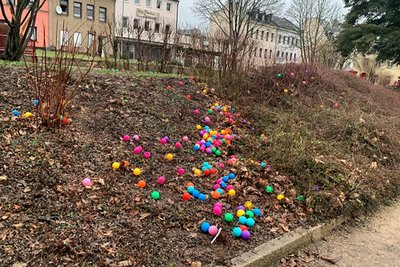 Knallbunte Bällchen auf dem Hang zwischen Wiese und Mittelweg im Park des Friedens.