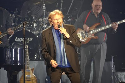 Howard Carpendale bei seinem Auftakt in der Zwickauer Stadthalle. Die "Howie"-Fans feierten den Schlagerstar frenetisch.