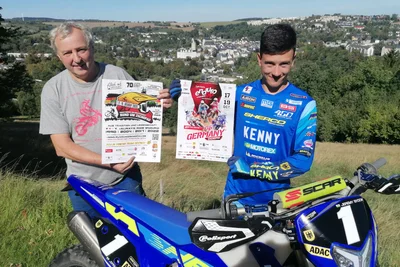 Der Vorsitzende des MC MZ Zschopau, Uwe Klaumünzer (links), und der WM-Fahrer Jeremy Sydow fiebern gleichermaßen dem Heim-Grand-Prix im Oktober entgegen.