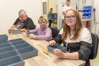 André Schumacher und Jaqueline Häder haben in der Werkstatt Unterstützung von Alina Beyer von der Unger Kabelkonfektion aus Sehma erhalten.