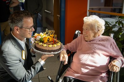Björn Buchold, der Geschäftsführer des Pflegeheimes, überreichte Marianne Kreißl eine Geburtstagstorte.