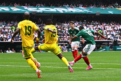 Der Mexikaner Julián Quinones hat das erste Tor der Fußball-WM geschossen.