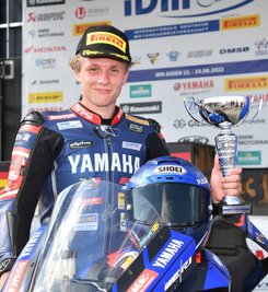Stolz präsentiert Moritz Jenkner im niederländischen Assen seine neueste Trophäe. 