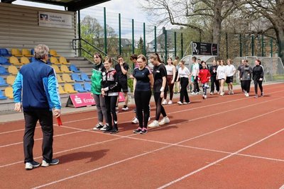 Spendenlauf in Annaberg: Sportlehrer Gerd Britschka (links) schickt die Klasse WG 22b auf die Strecke. 