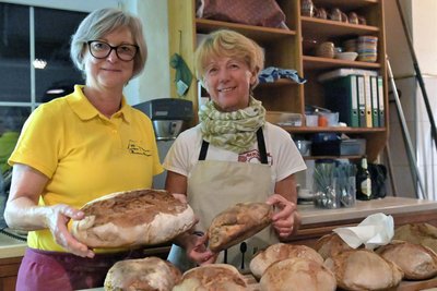 Ulrike Jokiel (l.) und Christa Klein gehören zu den Hobby-Bäckern im Backhaus Bad Schlema.