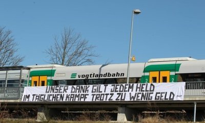  Dieses Banner der Ultras des VFC Plauen war im März am Bahnhof Mitte zu sehen. Für ihre Aktion "Badkurve hilft" zugunsten Corona-Betroffener haben sie nun einen Preis bekommen.
