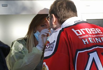 Am Sonntagnachmittag war das Testen für Eishockey-Fans im Kunsteisstadion in Crimmitschau letztmals kostenlos. Künftig sind dafür 4 Euro fällig. 
