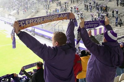 Die 1000 Zuschauer verloren sich fast in der großen Arena. Vor allem die wenigen Fans auf der sonst vollen Stehtribüne wirkten sehr übersichtlich. 
