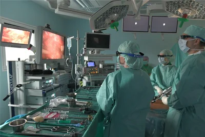 Kreiskrankenhaus Freiberg: Oberarzt Martin Klescinsky und sein Team arbeiten mit 3-D-Kameras und 3-D-Brillen während einer Prostata-OP.