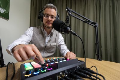 In einem fensterlosen Raum im Rathaus haben Härtig und Volkmann ein Podcaststudio einrichten lassen.