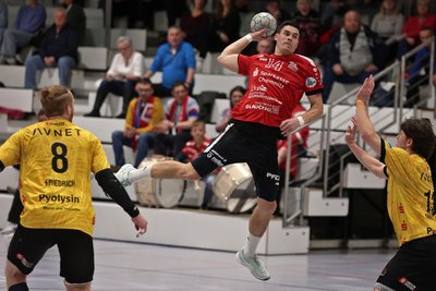 Nico Cornelius (Mitte) steuerte vier Tore zum Sieg des HC Glauchau/Meerane in Eisenach bei. Das Foto entstand beim Heimspiel in der Vorwoche gegen Bernburg.