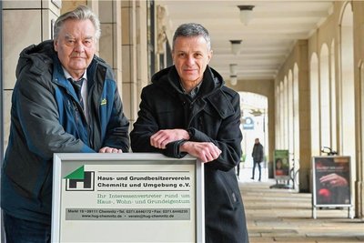 Rechtsanwalt Uwe Schubert (li.) und Steffen Steinert, Geschäftsführer des Haus- und Grundbesitzerverein Chemnitz und Umgebung, raten zum Einspruch gegen die Bescheide zur Grundsteuer. 