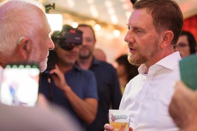 Reden, zuhören, Politik erklären: Michael Kretschmer spricht am Chemnitzer Uferstrand mit den Leuten.