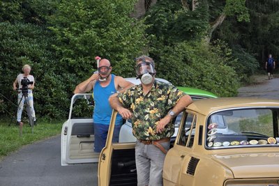 Für den Film „Maske auf, Genossen“ fanden am Parkplatz des Krankenhauses in Adorf Dreharbeiten statt. Mit mehreren DDR-Fahrzeugen und Statisten mit Masken aller Art wurde eine Corona-Teststraße simuliert.