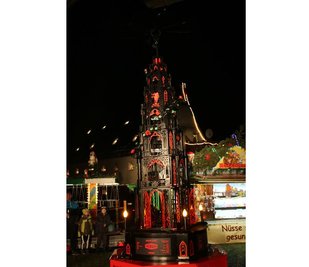 Neuhausen: Die neue Ortspyramide aus Metall im Gotikstil wurde eingeweiht.