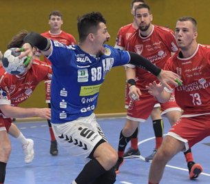 Trotz der vier Treffer von Goncalo Ribeiro (M., hier beim Heimspiel gegen Ferndorf) haben die Auer Handballer in der 2.Liga eine bittere Niederlage beim TV Hüttenberg hinnehmen müssen. 